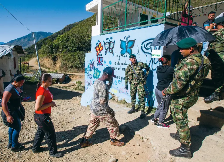 Un grupo de soldados custodia un puesto de votación en Ituango, durante unas elecciones legislativas. FOTO JULIO CÉSAR HERRERA