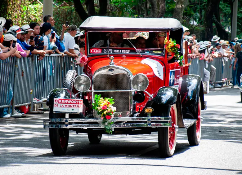 El Desfile de Autos Clásicos y Antiguos 2025 reunirá 390 vehículos históricos decorados con flores en un recorrido de 17 kilómetros por Medellín. FOTO cortesía