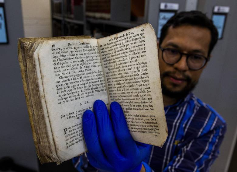 La historia de los tres libros más antiguos que se conservan en Medellín: uno tiene más de 500 años