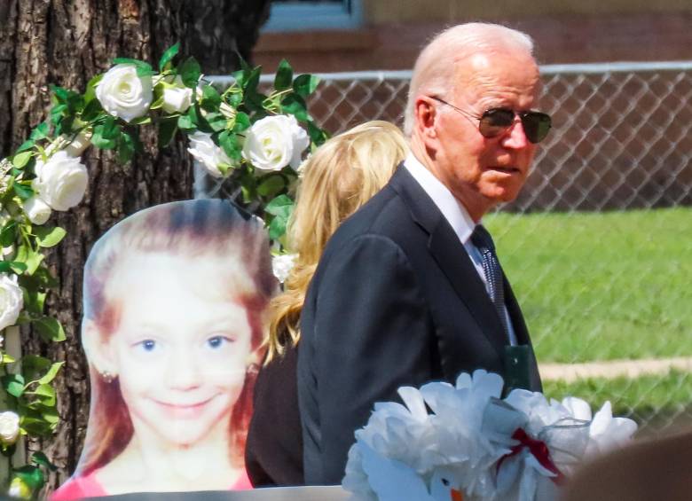 Joe Biden y su esposa viajaron a Uvalde, Texas, para presenciar un homenaje a las víctimas del tiroteo en una escuela. FOTO efe