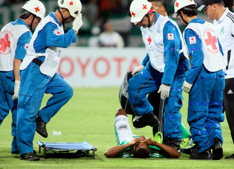 El poco tiempo que se repone les da licencia a quienes simulan para “quemar” minutos. En caso de que el jugador retarde el juego adrede puede recibir amarilla y si reincide podría ser expulsado. FOTO Julio César Herrera