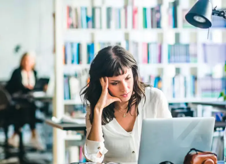 El síndrome de Burnout se ha convertido en una condición frecuente en el entorno laboral colombiano, obligando a las empresas a replantear sus políticas de bienestar y salud mental. FOTO: Getty