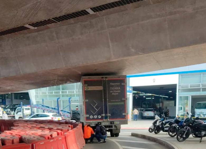 Ciudadanos pidieron mejor señalización para los camiones que pasan bajo los puentes del intercambio. FOTO: CORTESÍA.