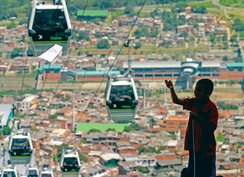 La altura de las terrazas en algunos sectores de la zona Nororiental, hace que la línea del Metrocable que sirve a la zona sea la más susceptible de accidentes con cometas. FOTO MANUEL SALDARRIAGA