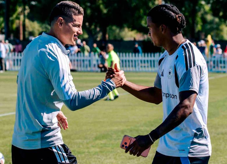 El colombiano James Rodríguez junto a su compatriota Kewin Vargas del Charlotte FC, en uno de los encuentros que ha tenido el cafetero ahora en la MLS. FOTO TOMADA X@CharlotteFC·