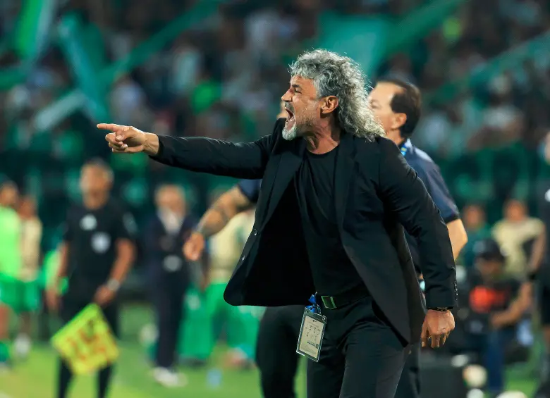 En la imagen, Leonel Álvarez, técnico del Bucaramanga. FOTO CAMILO SUÁREZ