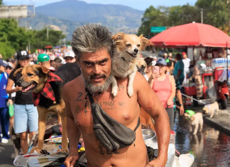 Chalo arrastrando la carroza con sus perros a bordo. Foto: Camilo Suárez