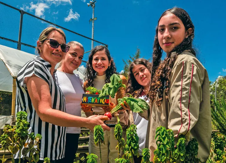 Con la huerta se enseña matemáticas en la Institución Educativa Dolores e Ismael Restrepo, de El Retiro. Con una maqueta y videos mostrarán cómo se desarrolla este proyecto. FOTOS CAMILO SUÁREZ