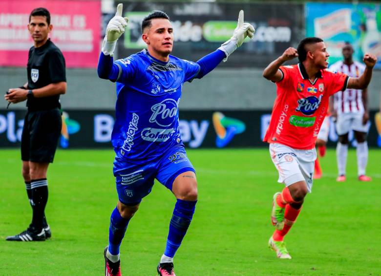 El arquero Joan Felipe Parra celebra el gol que marcó para Envigado frente a Tolima, por Liga Betplay, en el Polideportivo Sur. Se estima que la plantilla naranja tiene un promedio de edad de 21.2 años. FOTO jaime pérez
