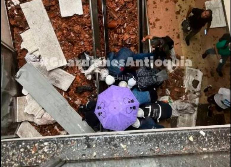 El centro comercial informó que el trabajador fue trasladado a un centro asistencial. FOTO: CAPTURA.
