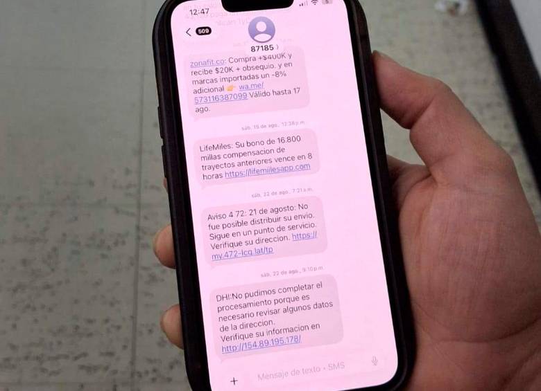 Los mensajes fraudulentos suelen utilizar situaciones cotidianas como multas, paquetes retenidos, pólizas o supuestos problemas bancarios para generar una reacción inmediata. FOTO: JOHAN GARCÍA, EL COLOMBIANO
