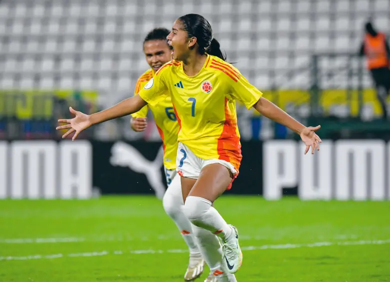 María Alejandra Baldovino (7), de 16 años de edad, es una de las figuras de Colombia en el Sudamericano Femenino sub-17. FOTO CORTESIA FCF