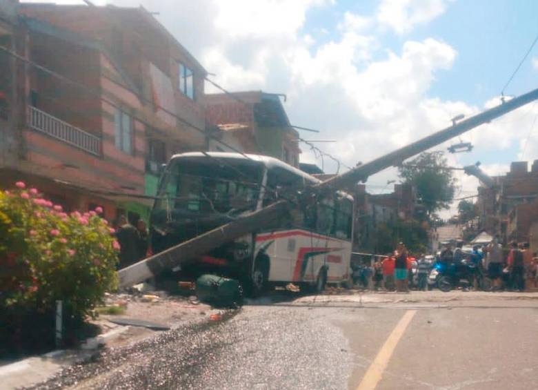 Un poste detuvo la marcha descontrolada del bus, en el nororiente de Medellín. FOTO: CORTESÍA DENUNCIAS ANTIOQUIA.
