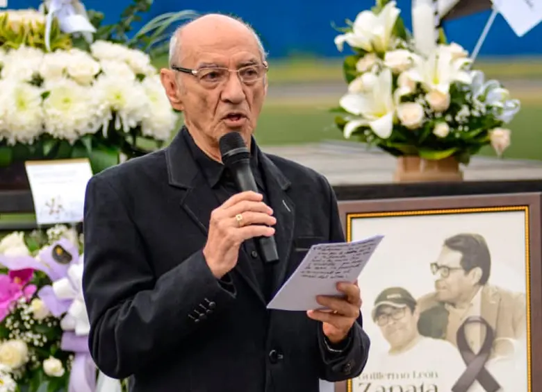 Wbeimar Muñoz le rindió un sentido homenaje a Guillermo León Zapata Montoya. FOTO: Wilson Valencia