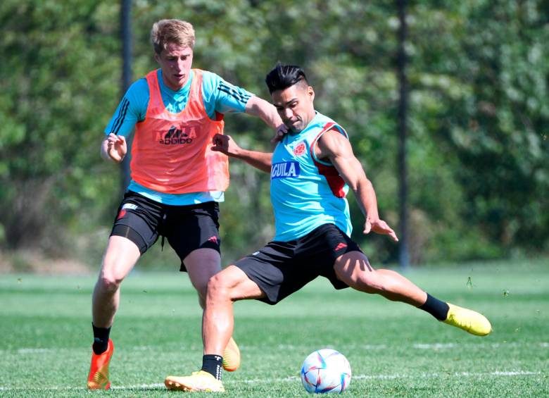 En esta imagen de la práctica del miércoles, se observa a Andrés Llinás marcando a Radamel Falcao García. Un duelo de generaciones que le puede aportar a Colombia. FOTO cortesía fcf