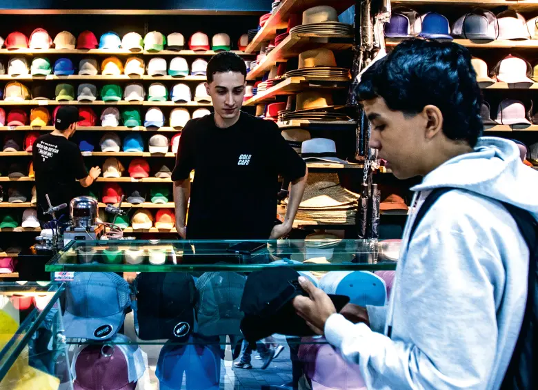 El Hueco, en el Centro de Medellín, es eje de la venta de gorras. FOTO Julio Herrera