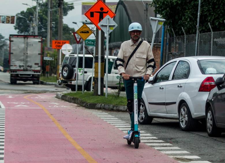 Los vehículos livianos eléctricos como las patinetas se han vuelto una alternativa de movilidad dentro de la congestionada ciudad. FOTO: Julio C. Herrera.