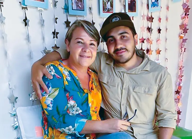En la imagen, el ingeniero Andrés Camilo Peláez Yepes y su madre Claudia Yepes, quien lo busca incansablemente. FOTO Cortesía