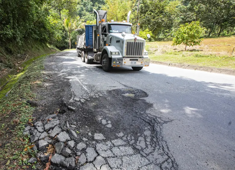 La vía que conecta a las dos principales ciudades de Colombia: la autopista Medellín-Bogotá, tiene más de 100 huecos de todas las dimensiones en el tramo El Santuario/Caño Alegre. Foto: EL COLOMBIANO
