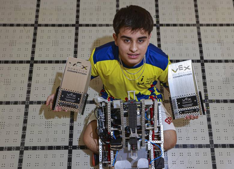 Juan José con algunos de los reconocimientos obtenidos y con el robot con el que alcanzó el título de campeón en el reciente torneo internacional en México. Foto: Manuel Saldarriaga Quintero.