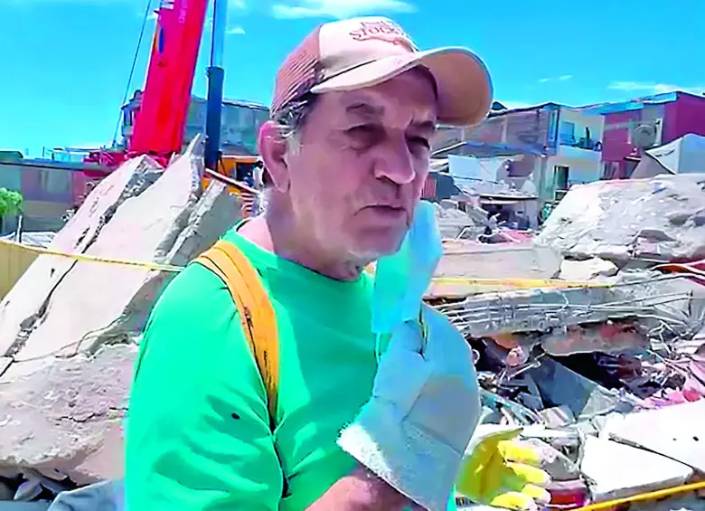 Humberto Villegas pasó toda la mañana ayudando a retirar las ruinas de un edificio colapsado en Pereira. FOTO Manuel Saldarriaga.