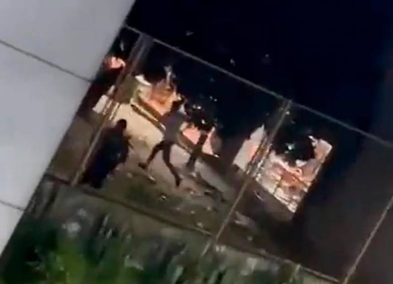 Los fugados saltaron la reja y se fueron en motos. FOTO: CAPTURA DEL VIDEO. 