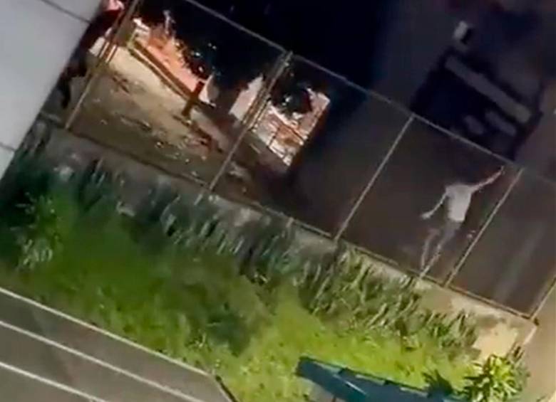 Los hombres saltaron las rejas del Búnker y huyeron. Tres de ellos se escaparon en motos que los estaban esperando afuera del lugar. Todo quedó grabado. FOTO CAPTURA DE PANTALLA DEL VIDEO