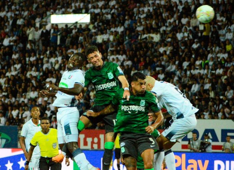 AcciÓn del partido que se disputa en el estadio Palogrande. FOTO COPRENSA-LA PATRIA