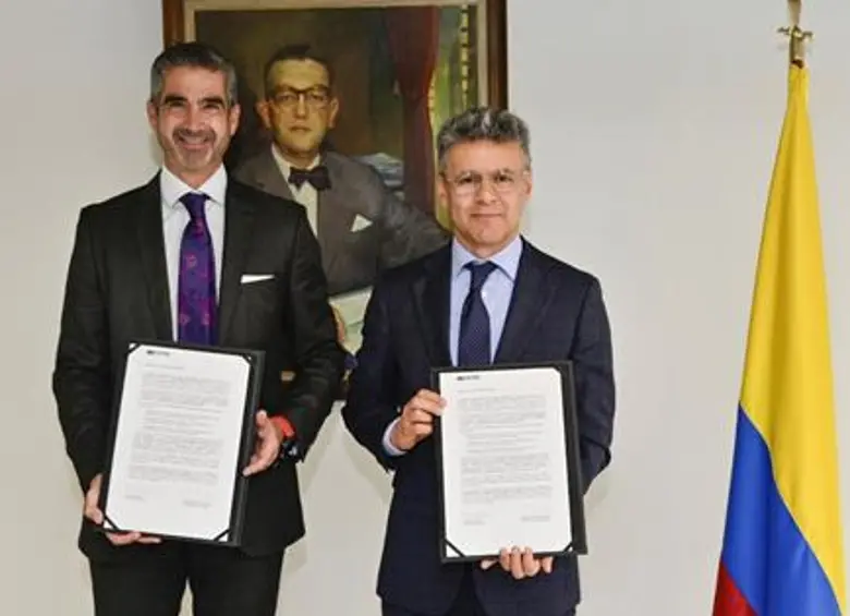 En la foto Hernando Chica Zuccardi (izq.), presidente del Banco Agrario, y Álvaro Urquijo, presidente del Icetex. FOTO: CORTESÍA BANCO AGRARIO