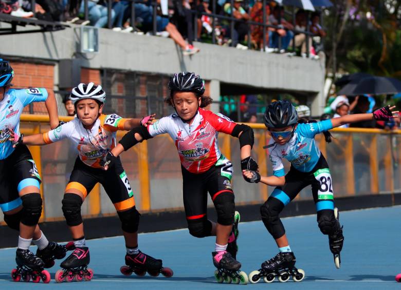 Mariángel Ibarra (uniforme rojo) estuvo presente en el Patinódromo Guillermo León Botero, sede de las competencias de este deporte en el Festival de Festivales edición 2024. FOTO Daniel gallo - los paisitas