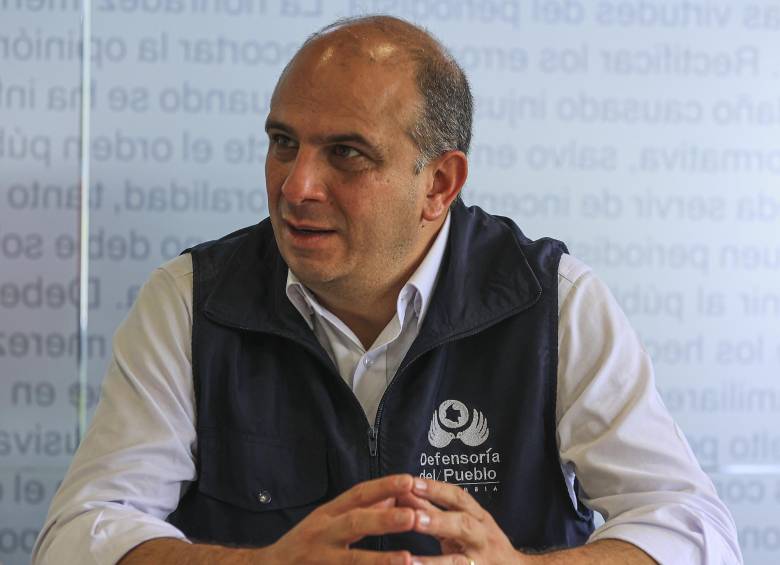El defensor del Pueblo, Carlos Camargo Assis, se reunió con los voceros de asociaciones de pacientes de las EPS Sanitas y Nueva EPS, intervenidas por la Superintendencia de Salud. Foto: Manuel Saldarriaga Quintero