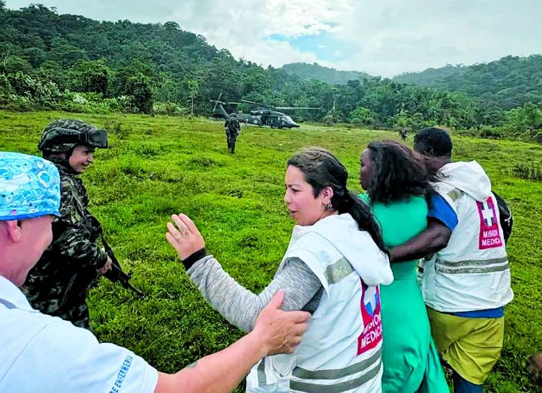 El equipo médico llevando a Karina desde Urrao a Santa Fe de Antioquia. FOTO Cortesía. 