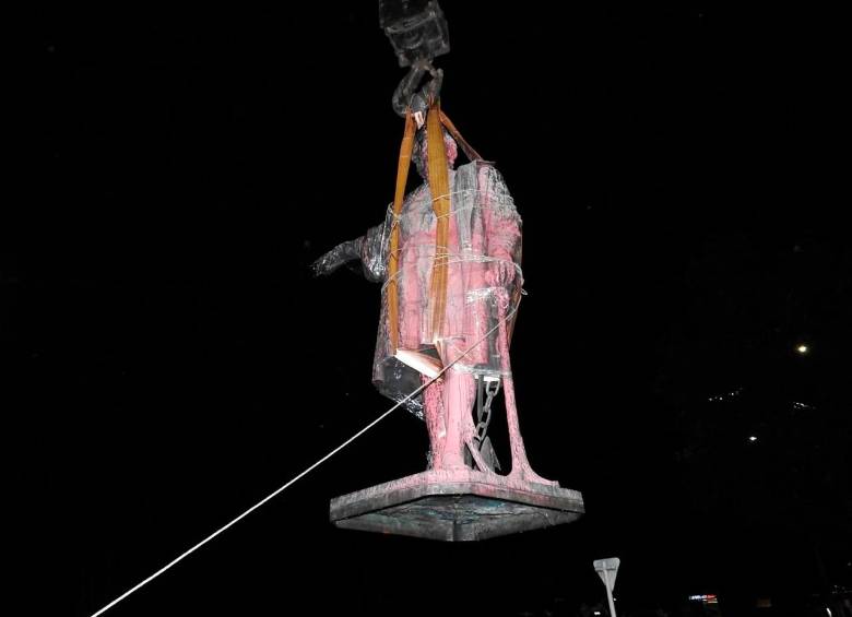  Esculturas del Monumento a Isabel la Católica y Cristóbal Colón, ubicadas en Bogotá, fueron trasladas en la madrugada del viernes. FOTO Colprensa.