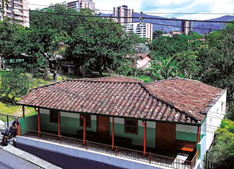 La finca de los Benedictinos es la última construcción campesina centenaria que se conserva en el sector. Cuenta con nueve habitaciones, árboles de mango y, hasta hace poco, tenía vacas. FOTO MANUEL SALDARRIAGA