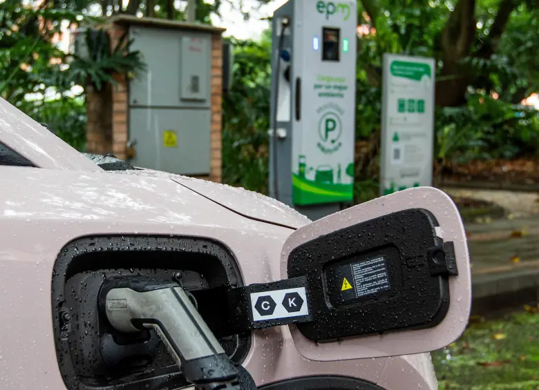 Los carros híbridos y eléctricos cuentan con menores tasas de financiación e incentivos tributarios en el país. FOTO JULIO CÉSAR HERRERA