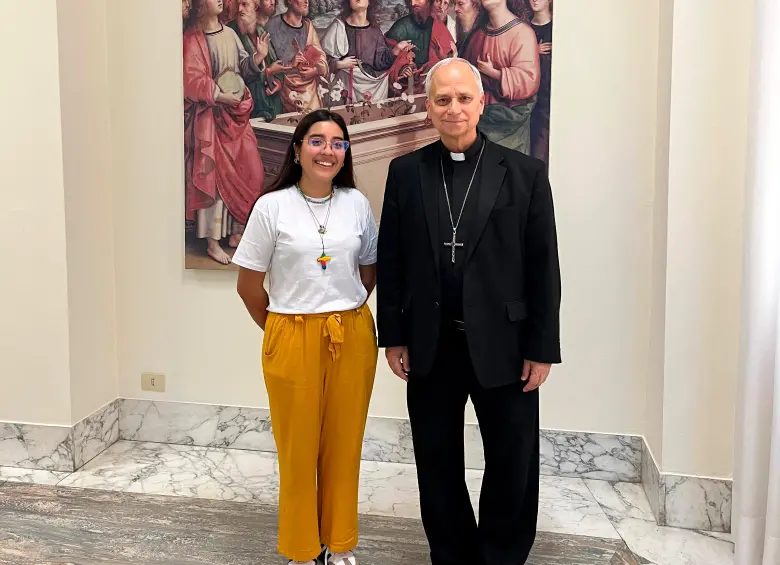 Ximena Alejandra Valdivia Muro, una joven peruana de 28 años, actual coordinadora de la pastoral juvenil de la diócesis de Chiclayo estuvo en Roma el año pasado y pudo conversar un rato con quien fuera su obispo en Chiclayo. Foto cortesía.
