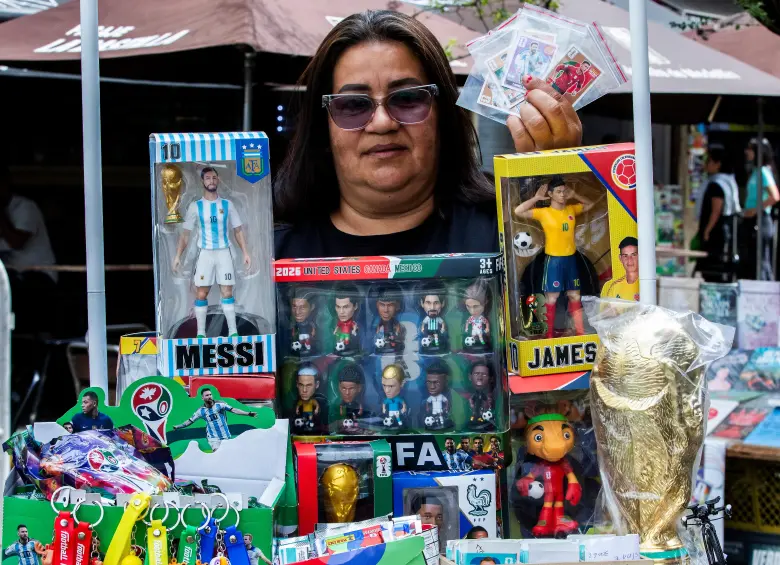 Silvia Ortiz no sabía nada de fútbol, hoy vende monitas en el Pasaje La Bastilla. FOTO JULIO HERRERA. 