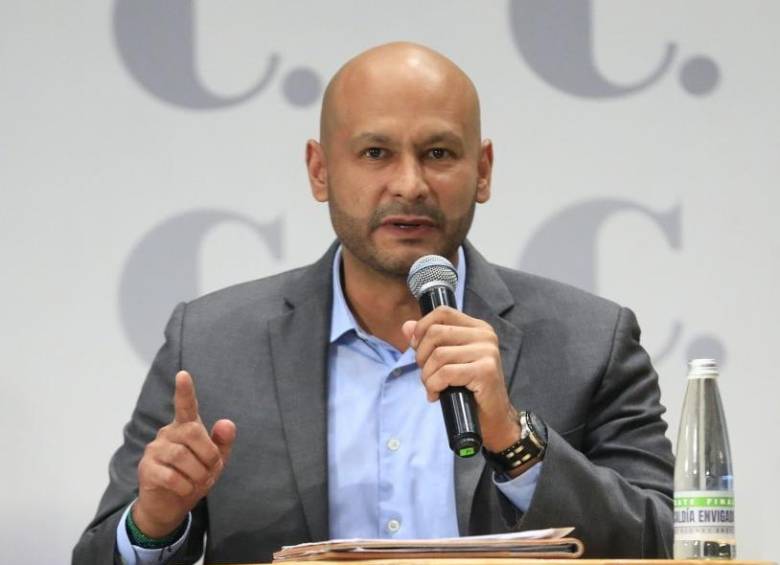 El candidato por el movimiento Envigado Merece Más, Andrés Torres, explicando una de sus propuestas. FOTO: Camilo Suárez