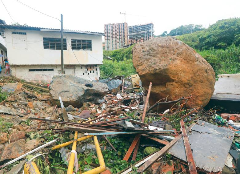 Una roca cayó sobre una vivienda en el barrio El Pesebre. Hubo dos adultos mayores lesionados. FOTO ESNEYDER GUTIÉRREZ