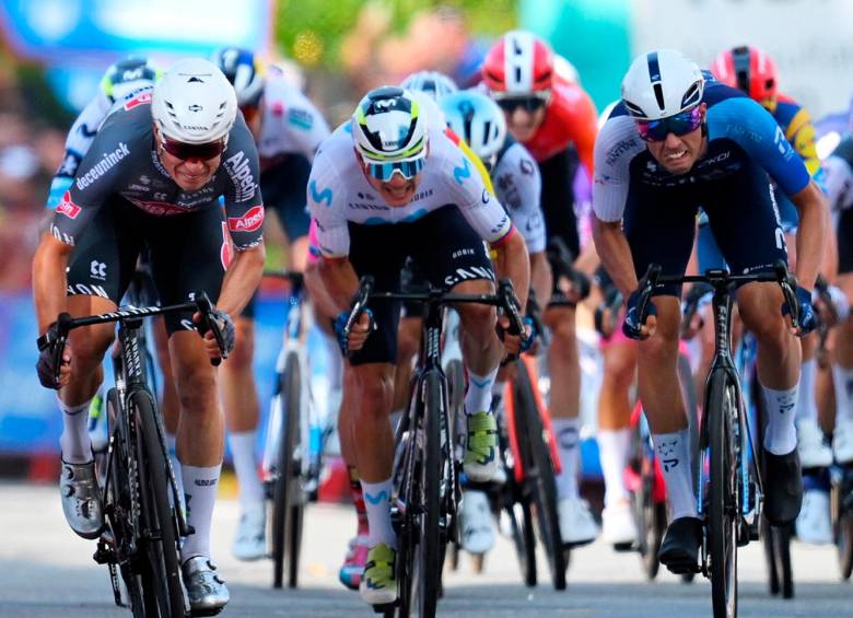 Jasper Philipsen (izquierda) logró su triunfo 55 como corredor profesional. FOTO GETTY