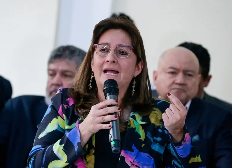 Las intimidaciones llegaron al teléfono de Ángela María Buitrago: “Me han llegado esos WhatsApp a mí directamente en donde me amenazaba de que yo iba a ser responsable de la ruptura del proceso de paz”. FOTO Colprensa