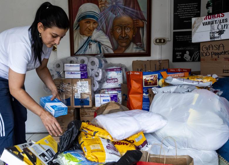 En la casa de Mariluz se están recibiendo alimentos no perecederos, medicamentos, comida para animales, pañales, entre otros artículos. FOTO Julio Herrera. 