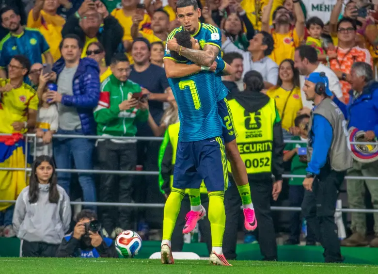 Daniel Muñoz en su festejo, tras el gol, con Luis Díaz. FOTO JUAN ANTONIO SÁNCHEZ