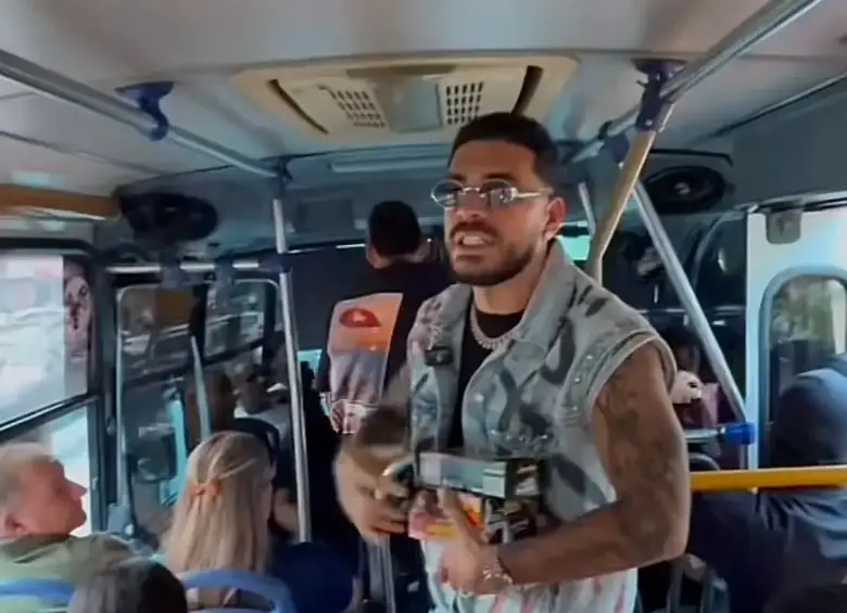 Ryan Castro, conocido por su conexión con los barrios de Medellín, se subió a un bus a vender chocolatinas, como en sus días de juventud, y documentó el momento en redes. FOTO: Tomada de TikTok.