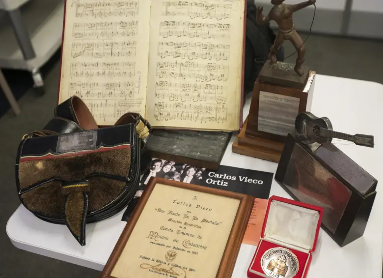 Archivo, notas musicales y artículos del maestro Carlos Vieco Ortiz en la Biblioteca de EAFIT FOTO Esneyder Gutiérrez
