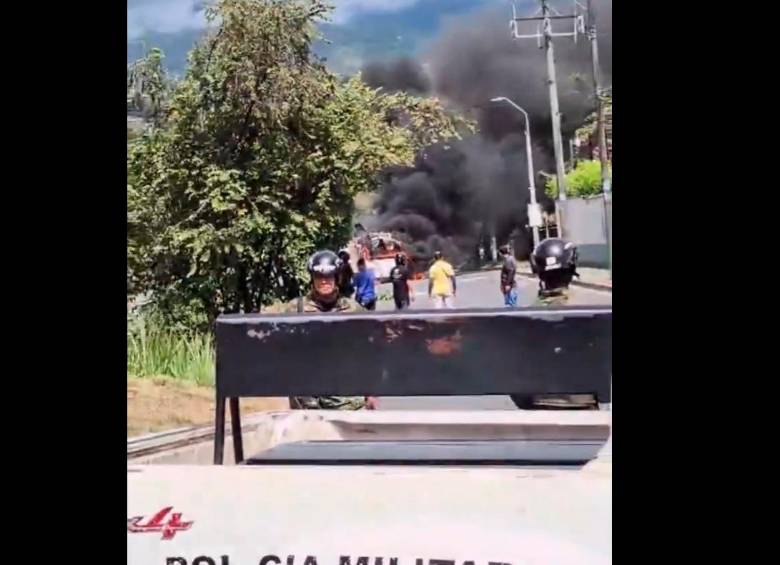 En el lugar de los hechos quedó en llamas un bus de servicio público, cerca del batallón Pichincha. IMAGEN TOMADA DE VIDEO.