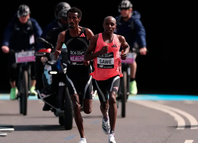 El maratonista keniata Sabastian Sawe ganó la Maratón de Londres 2026. El etíope Yomif Kelejcha, de 28 años, marcó el mejor debut. FOTO GETTY 