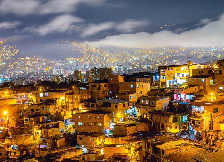 Barrio San Javier, comuna 13, uno de los balcones que tiene la ciudad. Vista nocturna desde lo alto del sector. FOTO: Juan Antonio Sánchez. 