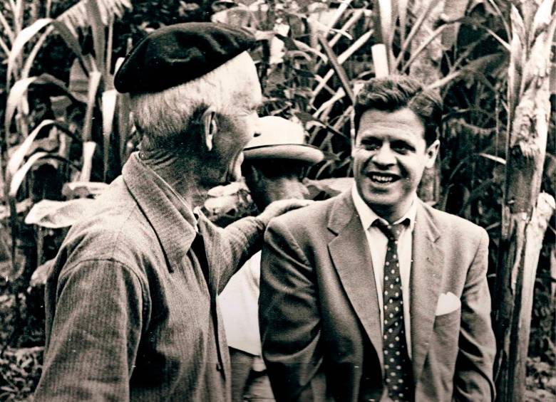 Alberto Aguirre fue abogado, librero, editor, cinéfilo y fotógrafo, y una de las figuras que le dieron forma a la vida cultural de Medellín. Foto cortesía. 