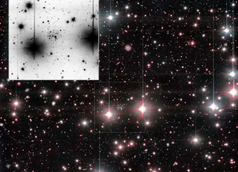 La galaxia And XXXVI se ve entre las dos brillantes estrellas de primer plano. En el recuadro se muestra una ampliación en color negativo. FOTO Europa Press
